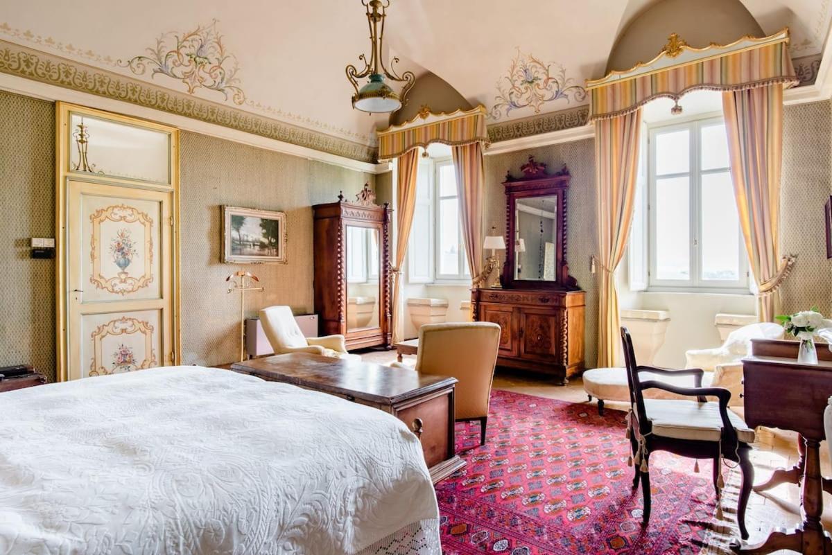 Castello Di Coazzolo Bed & Breakfast เนเว ภายนอก รูปภาพ