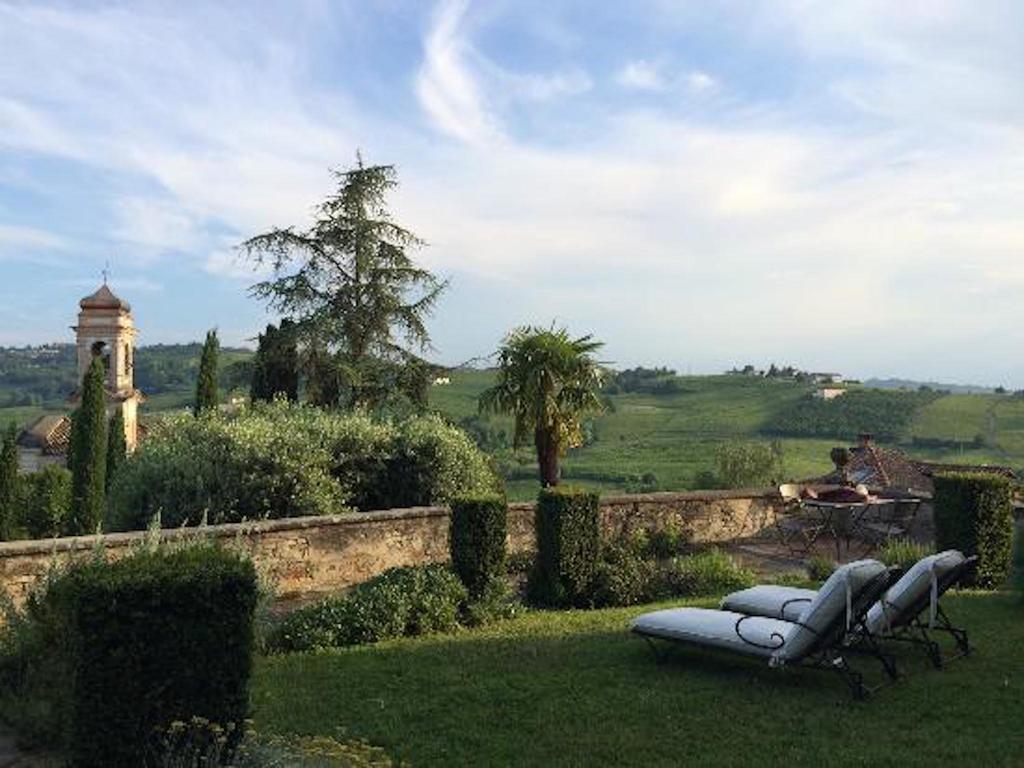 Castello Di Coazzolo Bed & Breakfast เนเว ภายนอก รูปภาพ