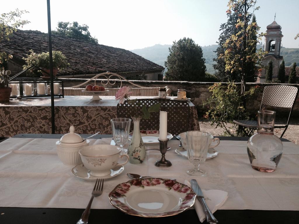 Castello Di Coazzolo Bed & Breakfast เนเว ห้อง รูปภาพ