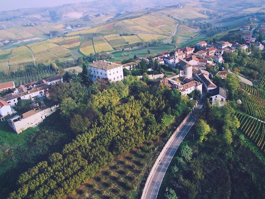 Castello Di Coazzolo Bed & Breakfast เนเว ภายนอก รูปภาพ