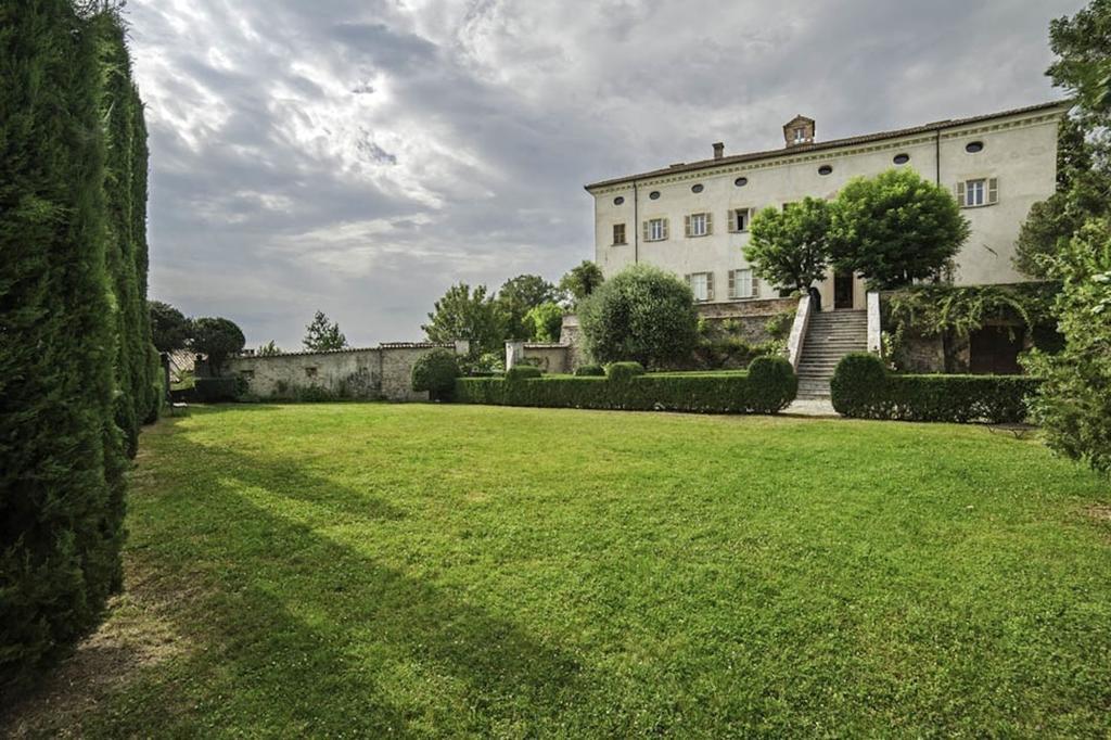 Castello Di Coazzolo Bed & Breakfast เนเว ภายนอก รูปภาพ