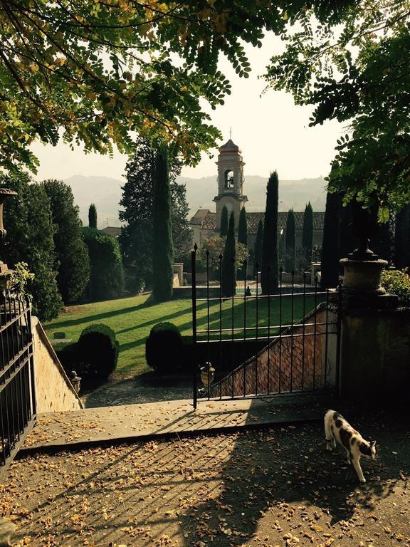 Castello Di Coazzolo Bed & Breakfast เนเว ภายนอก รูปภาพ